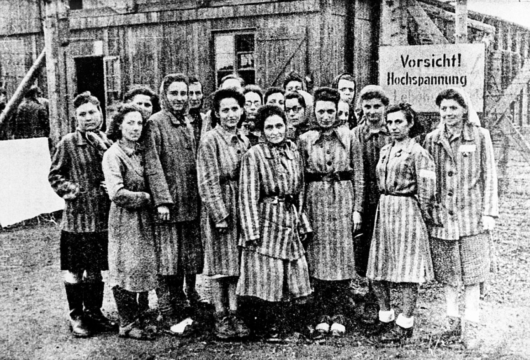Więźniowie po wyzwoleniu obozu pracy Hannover-Limmer